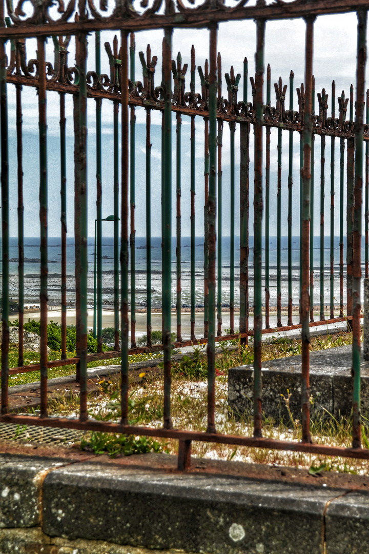 Sea behind bars!