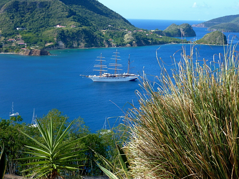 Sea Cloud II liegt in der Karibik vor Anker