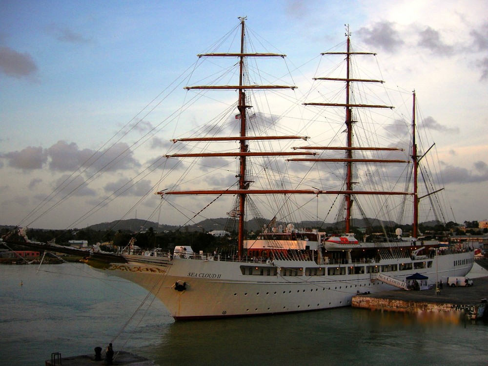 Sea Cloud II vor  Antigua