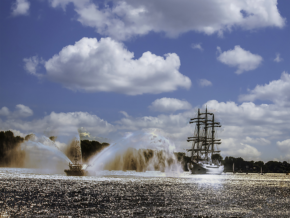 Sea Cloud Spirit Hafen Einfahrt mit Löschboot (Segelschiffe)