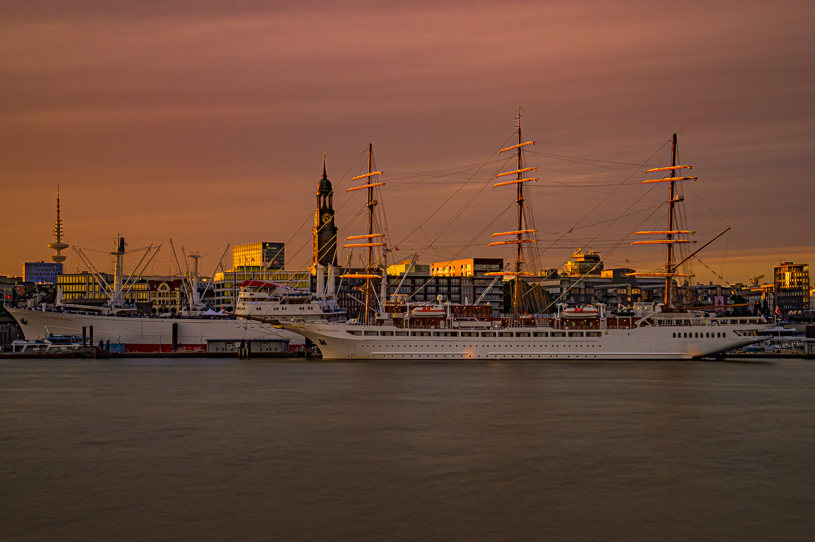 Sea Cloud Spirit - Sonnenuntergang in Hamburg