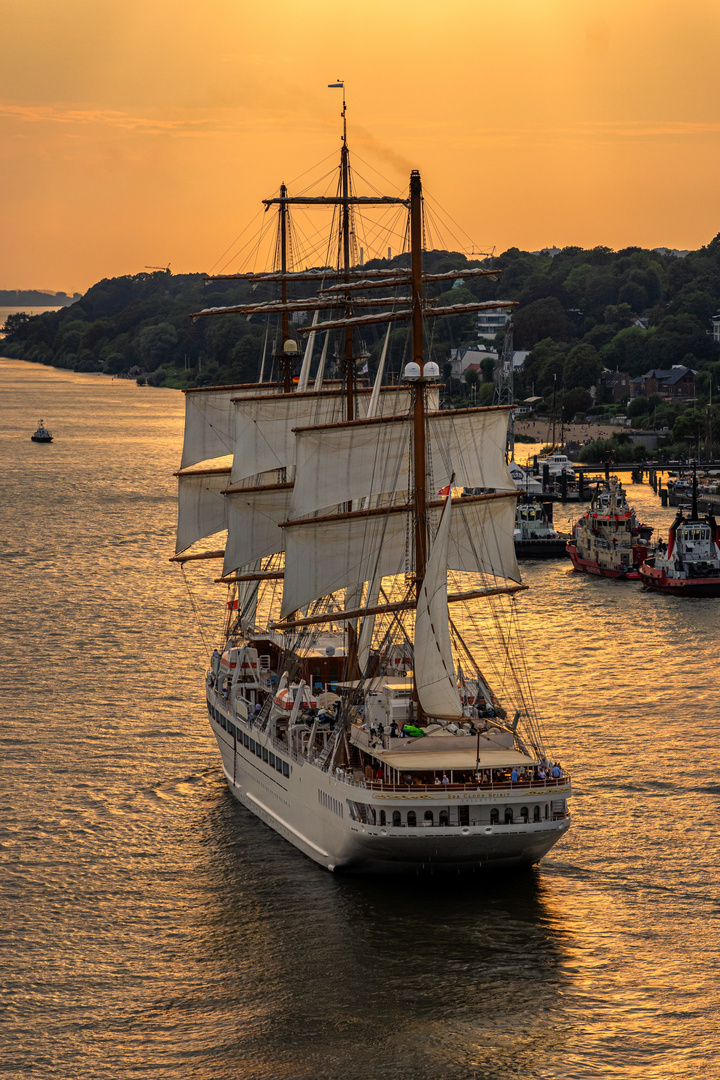 Sea Cloud Spirit verlässt den Hamburger Hafen