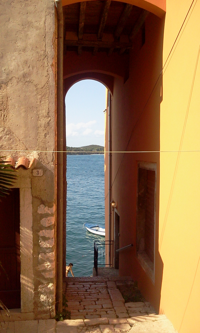 Sea through the street