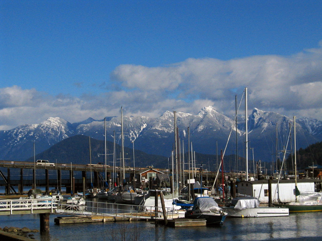 Sea to Sky: links geht's nach Whistler, rechts nach Vancouver, aber erst kommt die Fähre....
