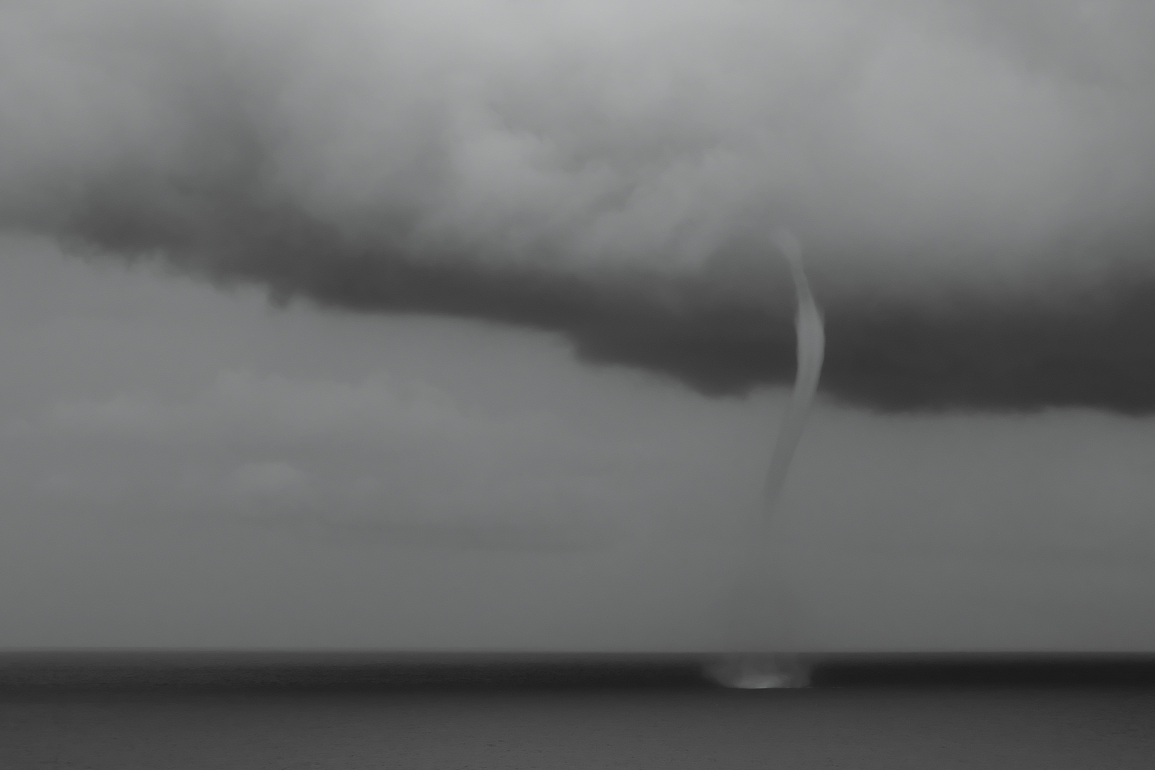 sea-tornado / waterspout