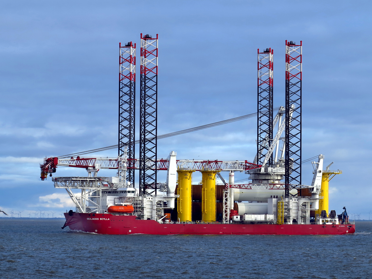 Seajacks Scylla, Offshore-Windpark-Installationsschiff vor Cuxhaven