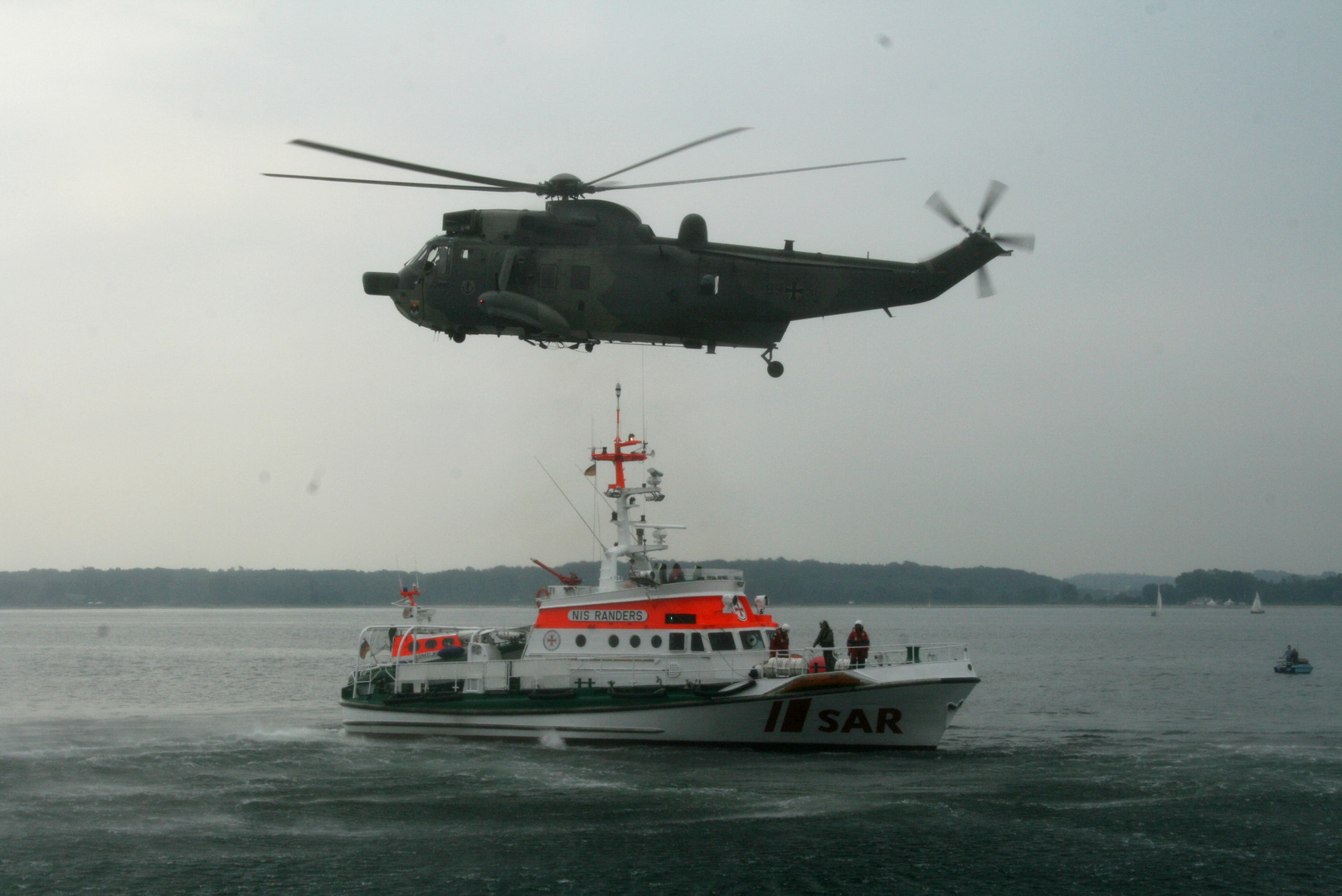 Seaking MK41 mit einem Seenotrettungskreuzer der DGZRS