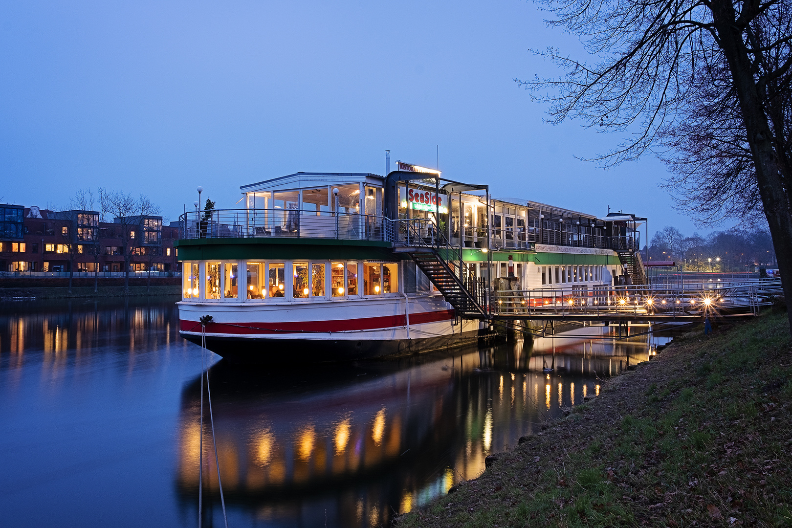 Seaside Riverboat Lübeck in glanzvoller Abendstimmung  ng