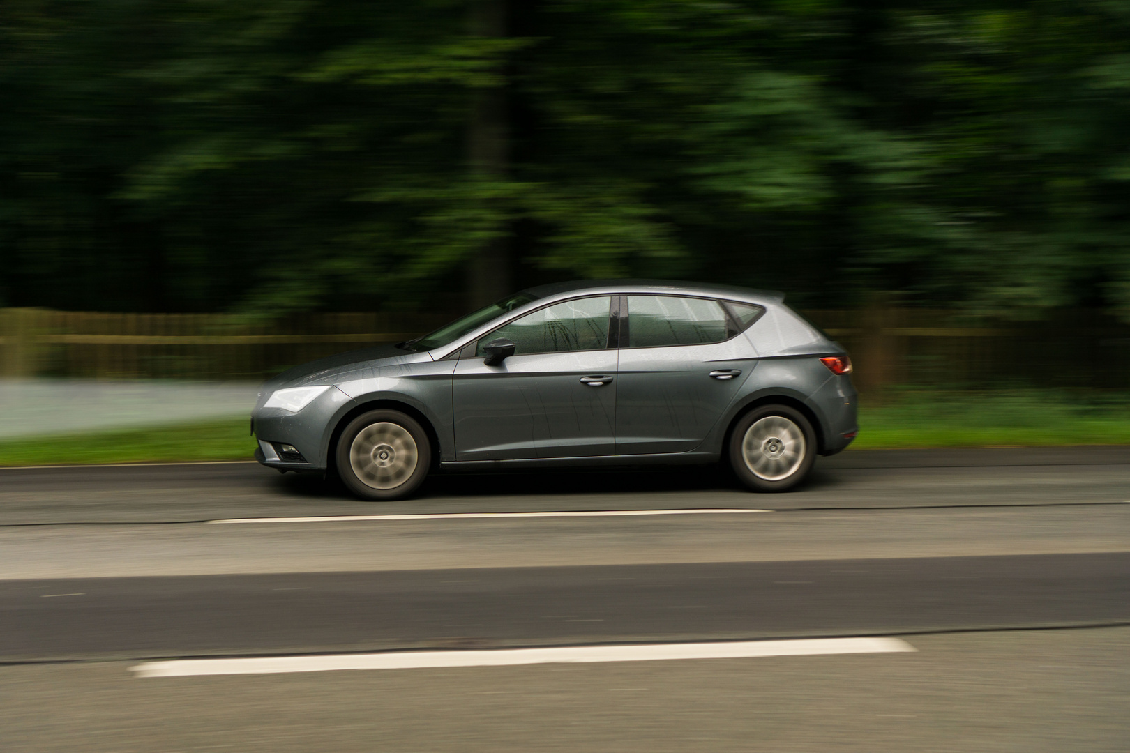 Seat Leon auf einer Landstraße