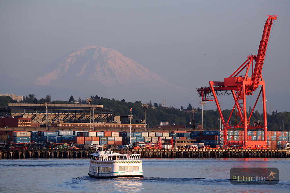 Seattle Harbour + Moutn Rainier