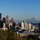 Seattle skyline mit Mount Rainier im Hintergrund