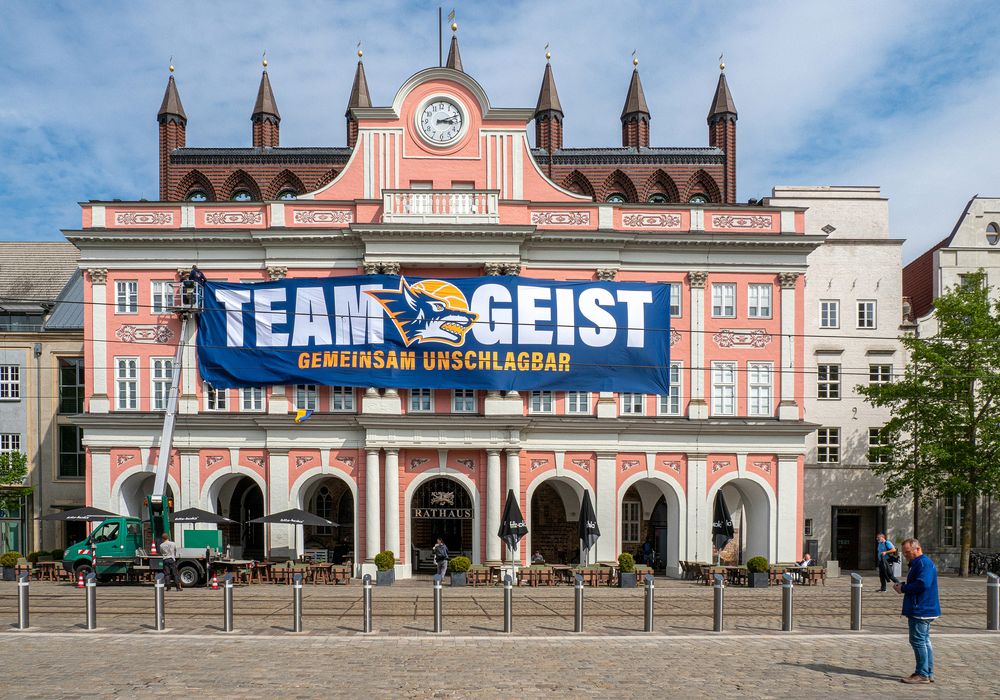 Seawolves-Banner am Rathaus Rostock