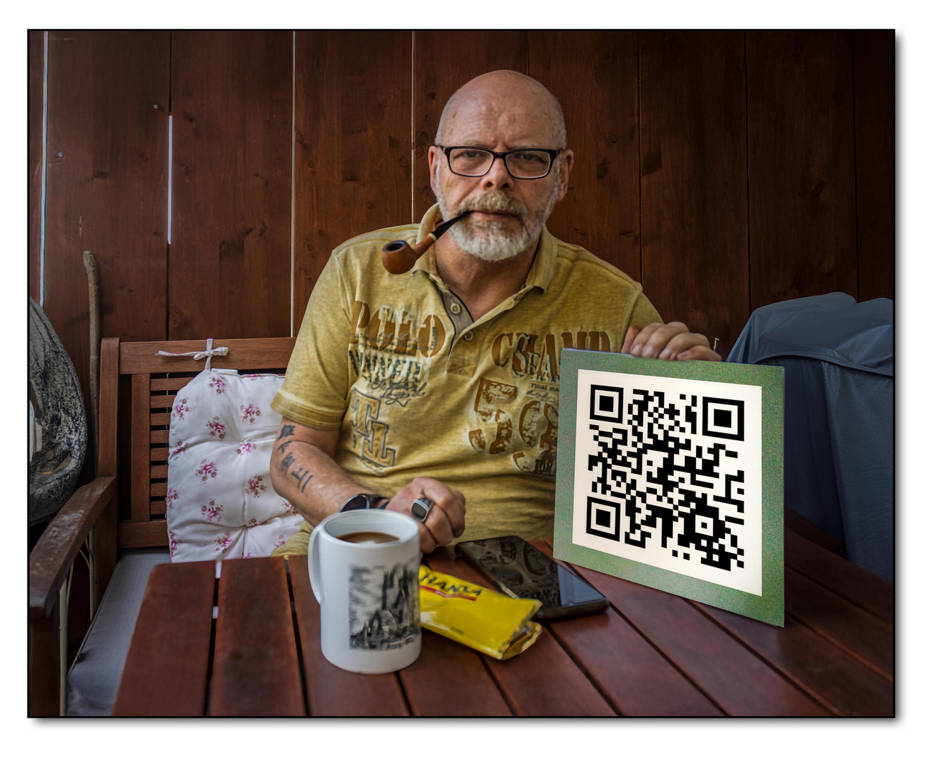 Sebstportrait mit Pfeife und QR Code 