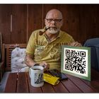 Sebstportrait mit Pfeife und QR Code 