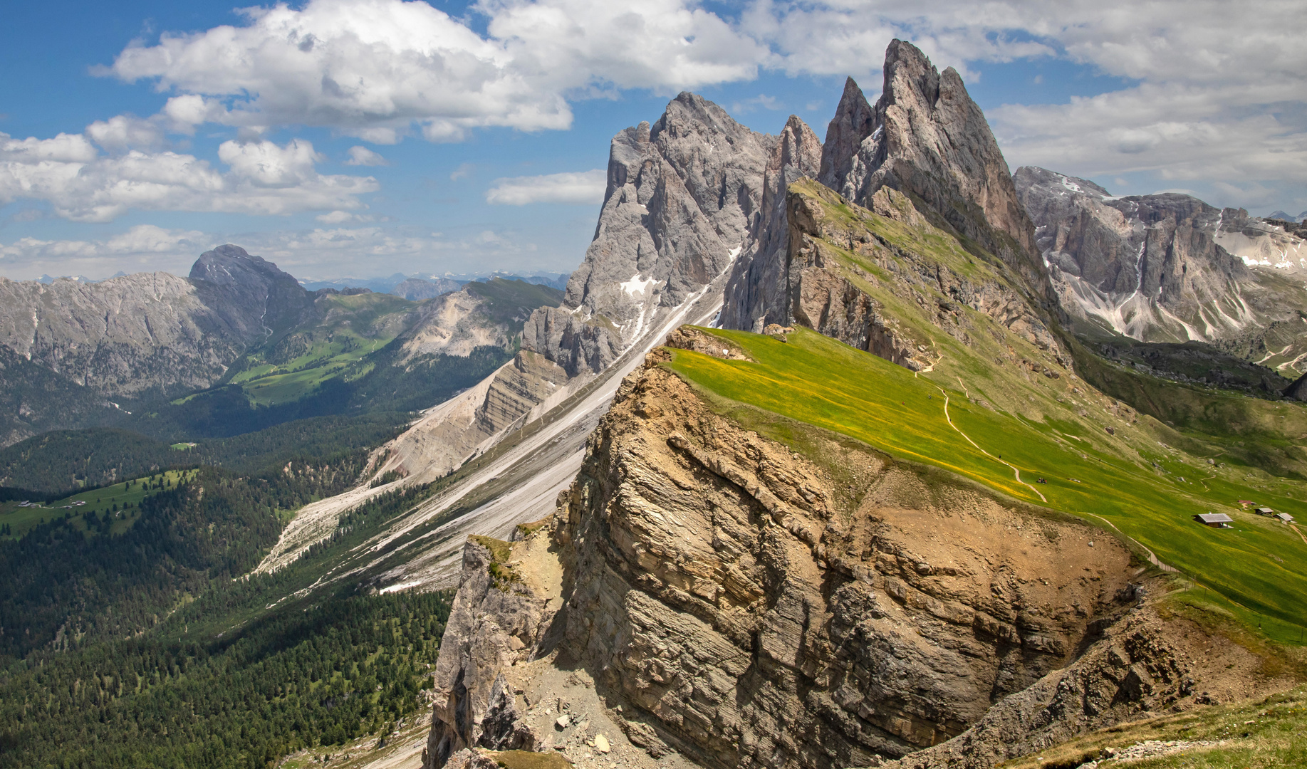 Seceda-Alm mit den Geisler Spitzen