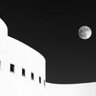 Sechs Fenster und ein Mond