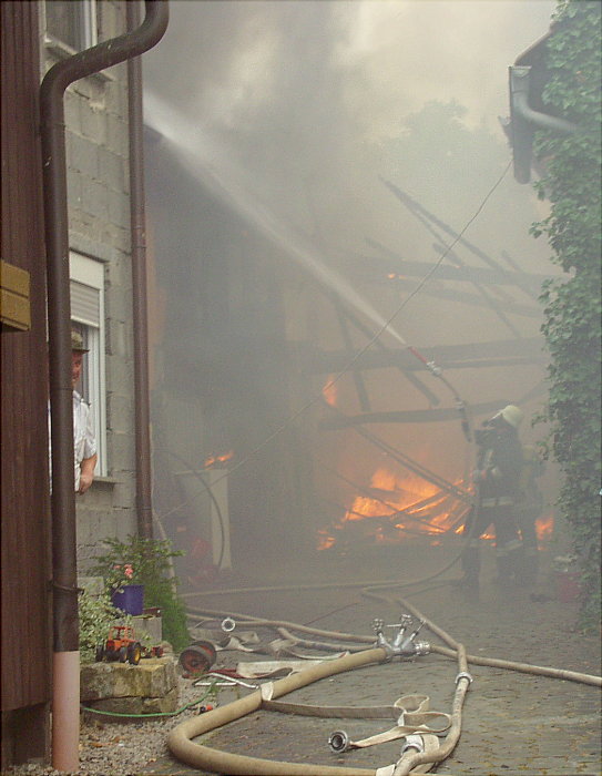 Sechs Gebäude in Flammen