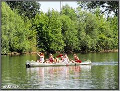 Sechs Mann in einem Boot