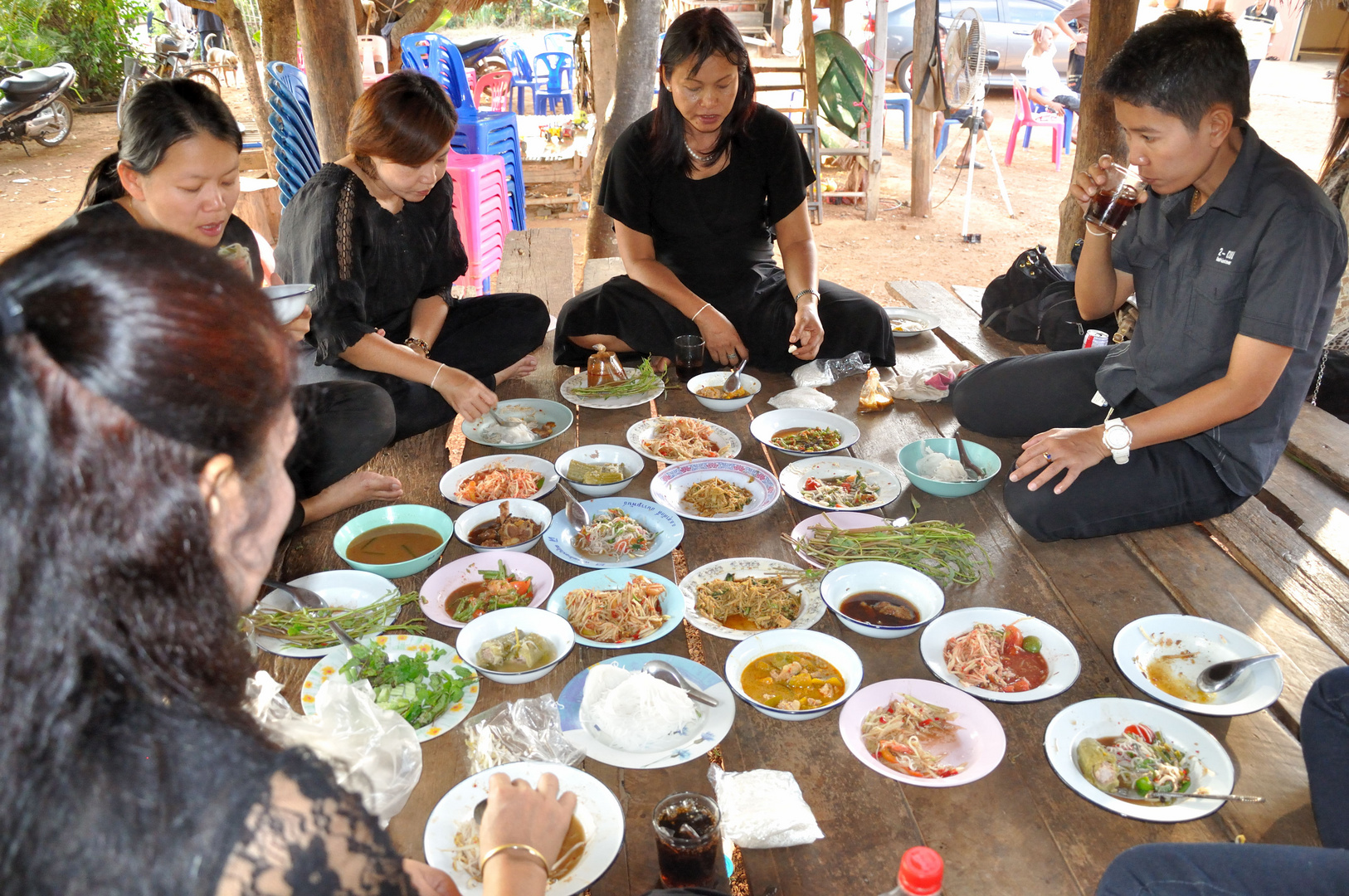 Sechs ThailänderInnen vor gut 20 Tellern, ein ganz normales Zahlenverhältnis