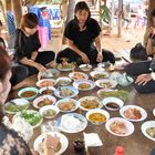 Sechs ThailänderInnen vor gut 20 Tellern, ein ganz normales Zahlenverhältnis