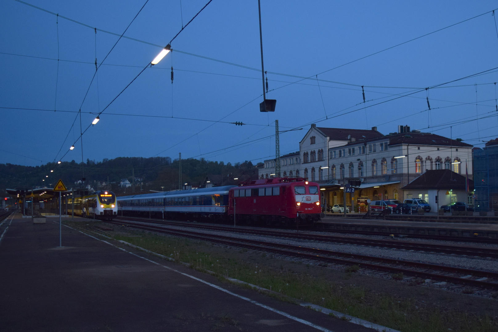 Sechs Uhr fünfundzwanzig ... 