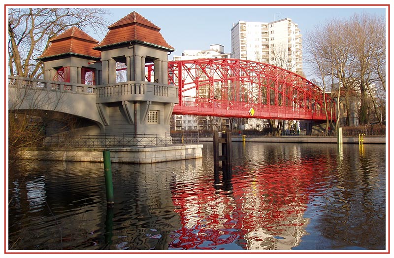 Sechserbrücke in Berlin Tegel im Nachmittagslicht  (II)