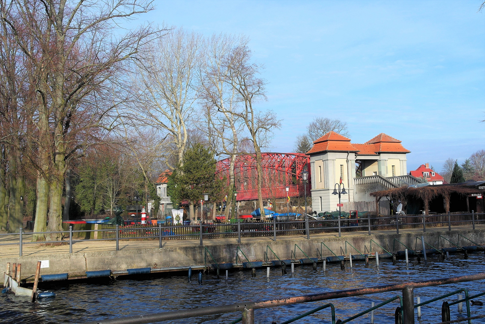 Sechserbrücke mit Umfeld . Berlin am Tegeler See