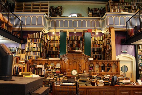 Secondhand Bookshop in einer alten Kirche in Inverness