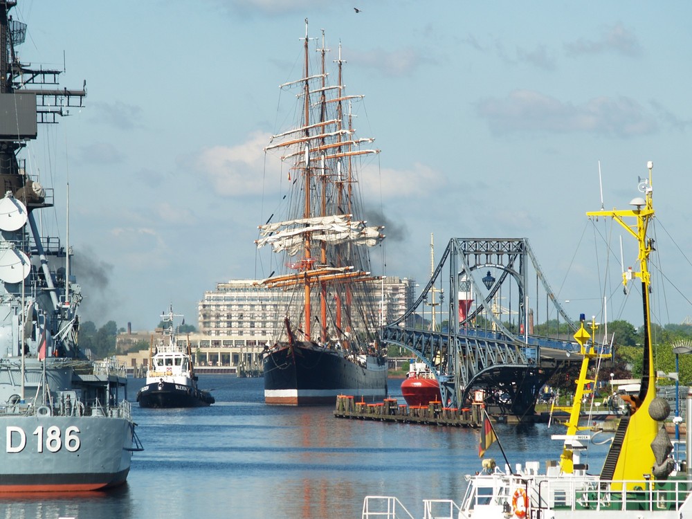 Sedov vor Kaiser Wilhelm Brücke