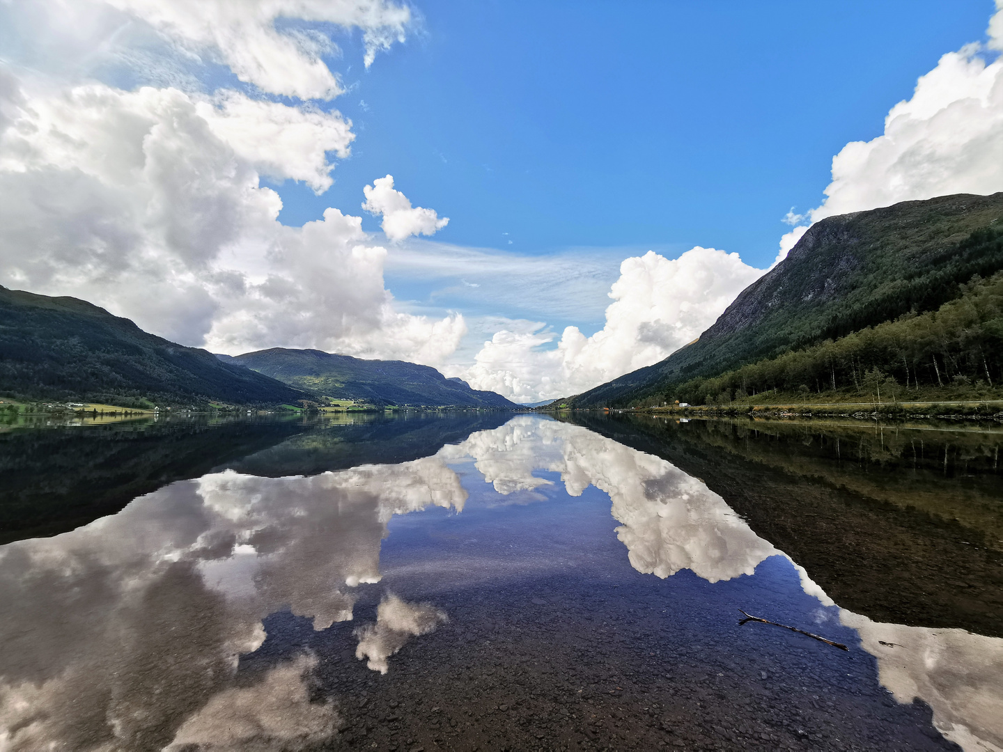 See am Svidalsneset in Jolster, Norwegen im August 2019