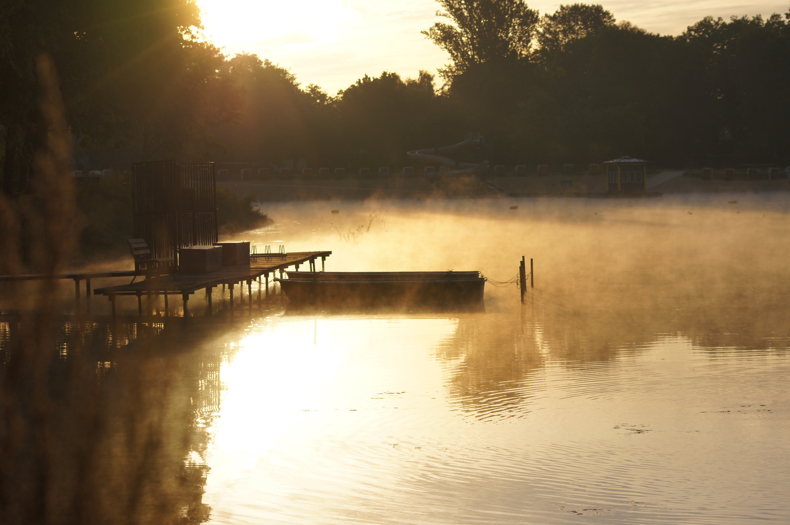 See im Morgennebel