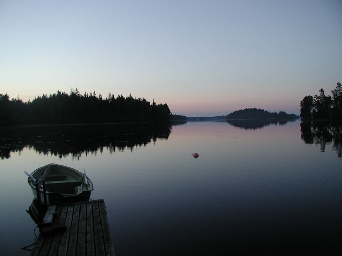 See in Schweden bei Abenddämmerung