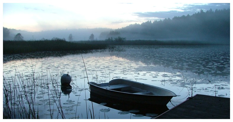 See mit Boot und Nebel