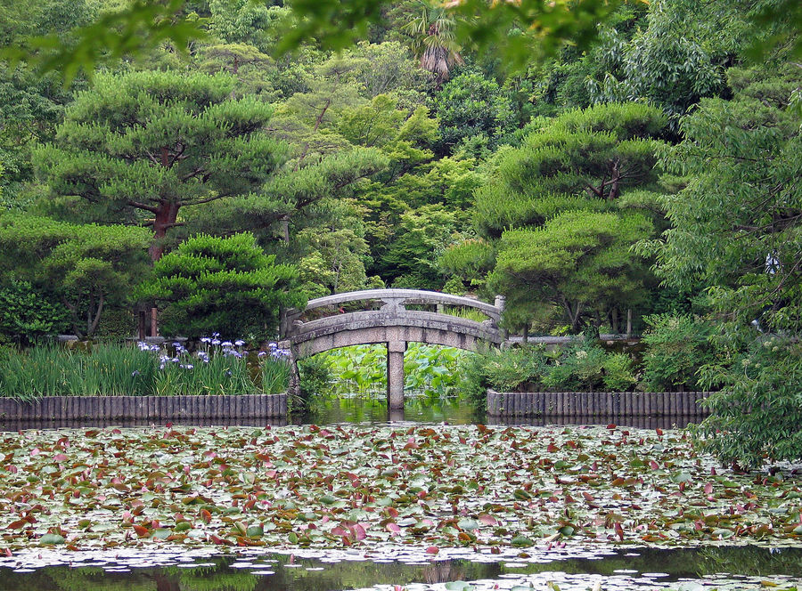 See mit Brücke in der Parkanlage Kinkaku-ji bei Kyoto