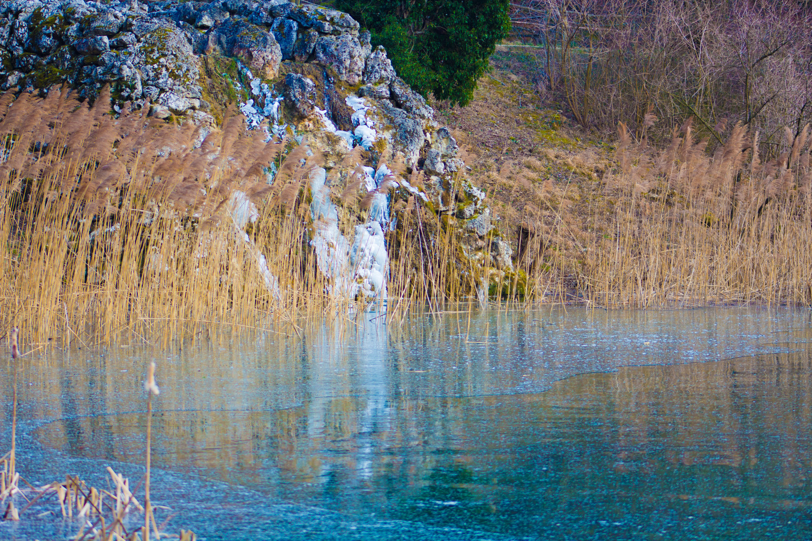 See mit kleinem Wasserfall