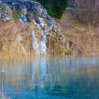 See mit kleinem Wasserfall