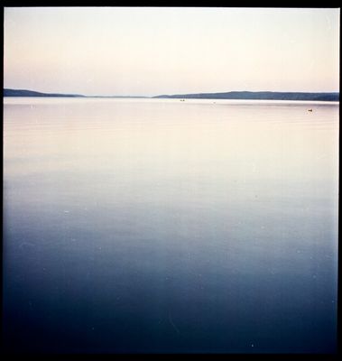 see mit wasser und blauem himmel auf einem bild