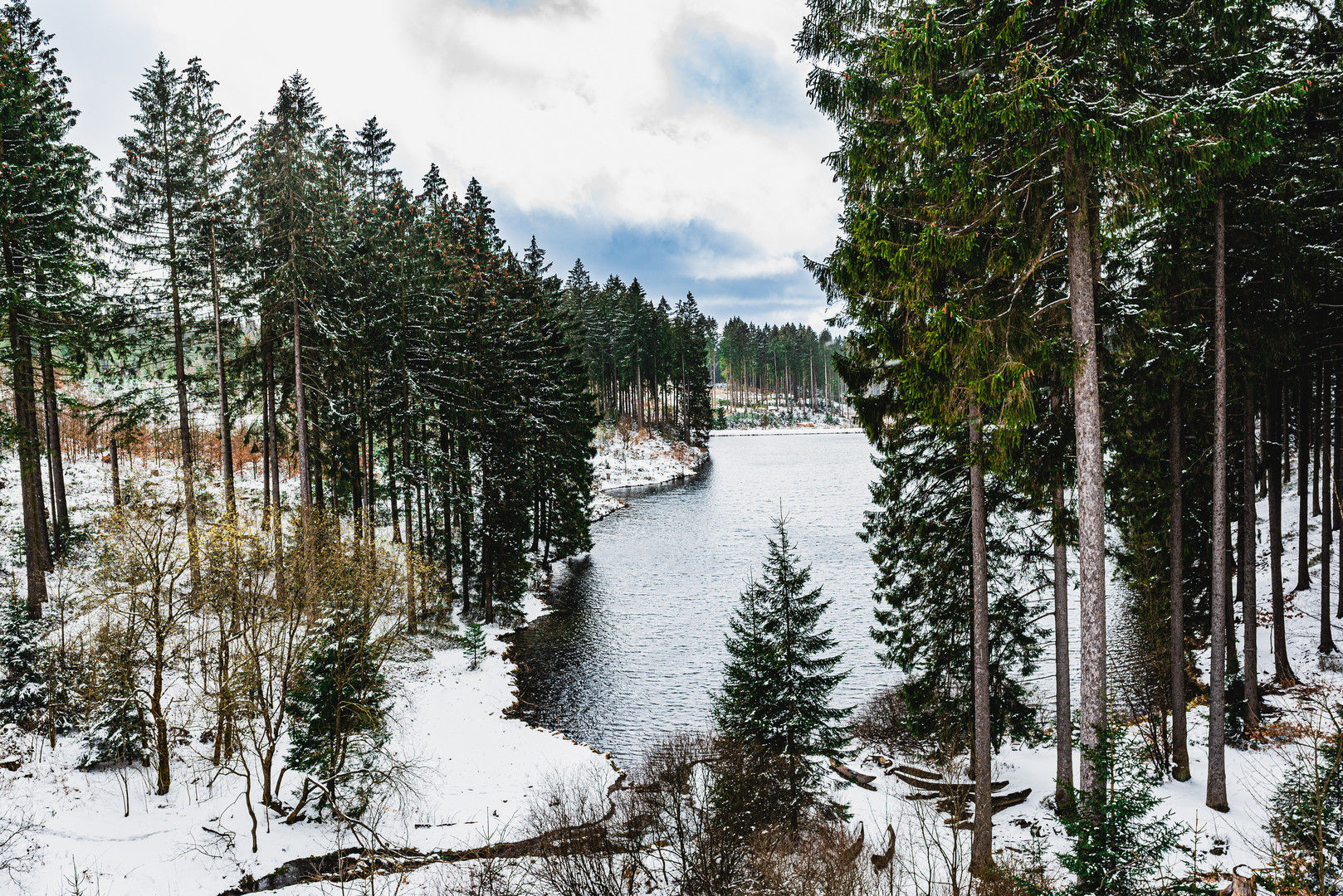 See mit Winterlandschaft