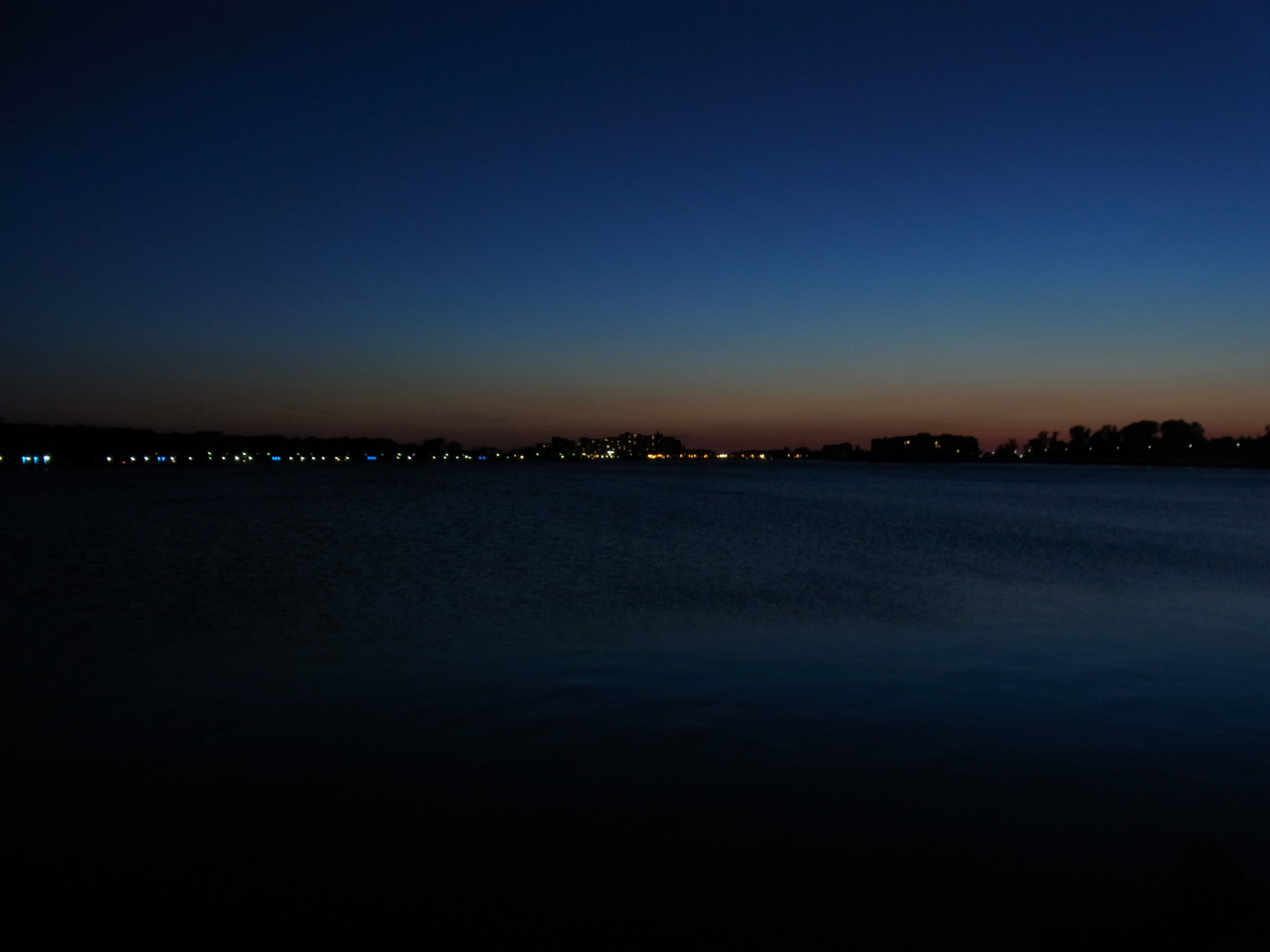 See vor Stadt bei nacht