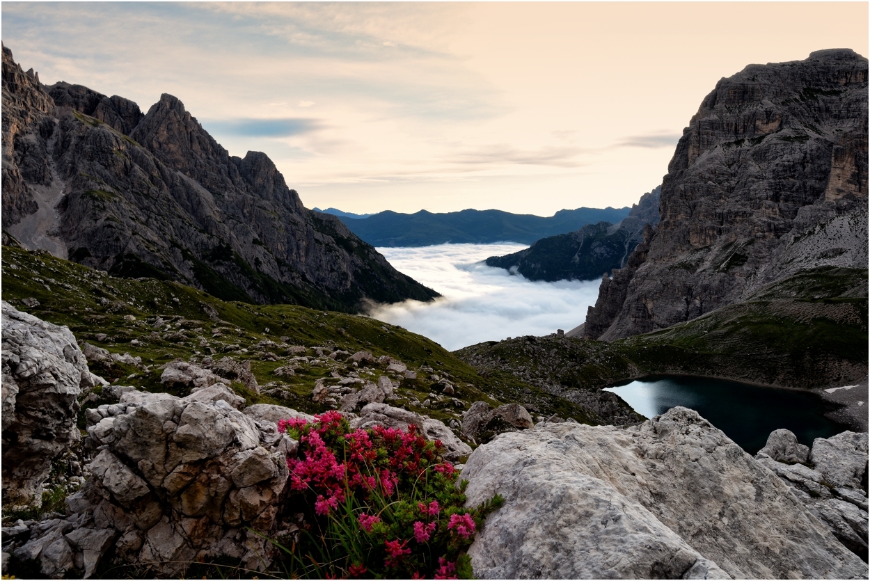 See-Wolken-Blumen-Berge