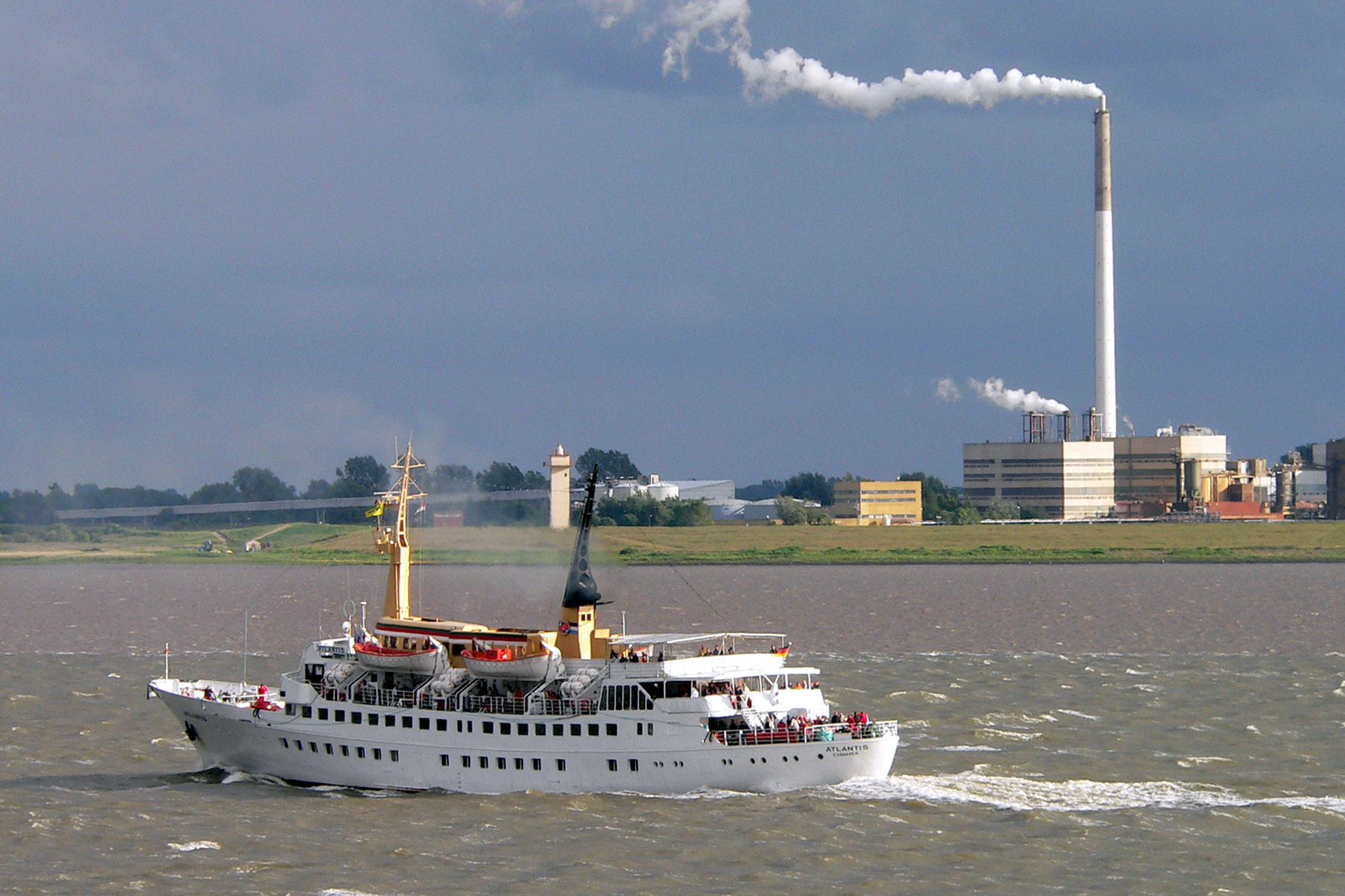 Seebäderschiff ATLANTIS auf der Weser vor Blexen