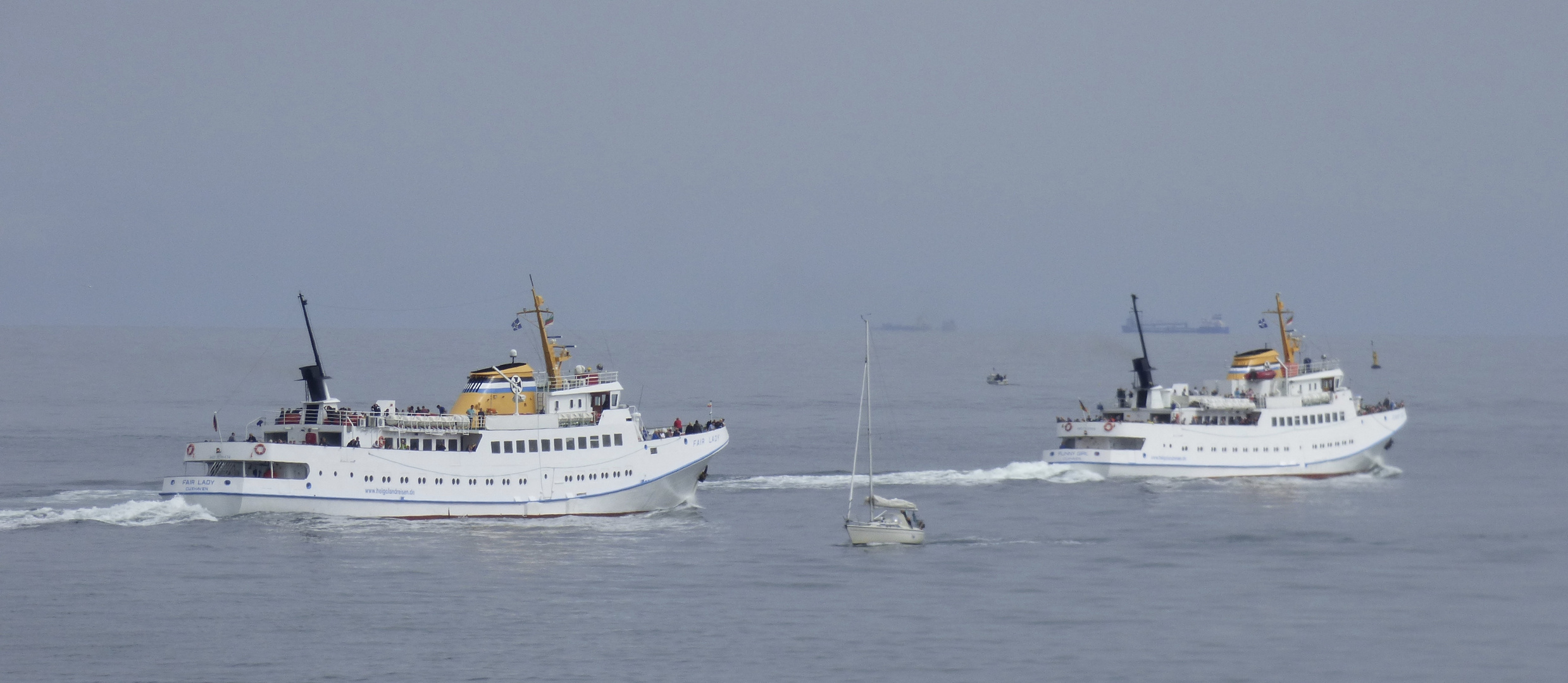 Seebäderschiffe auf dem Weg von der Nordseeinsel Helgoland zum Festland