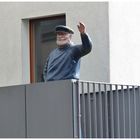 ...."Seebär" Dieter grüsst von einem Balkon....