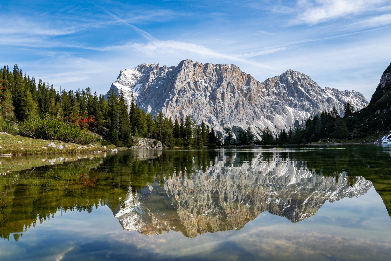 Seebensee mit Spiegelung der Zugspitze 