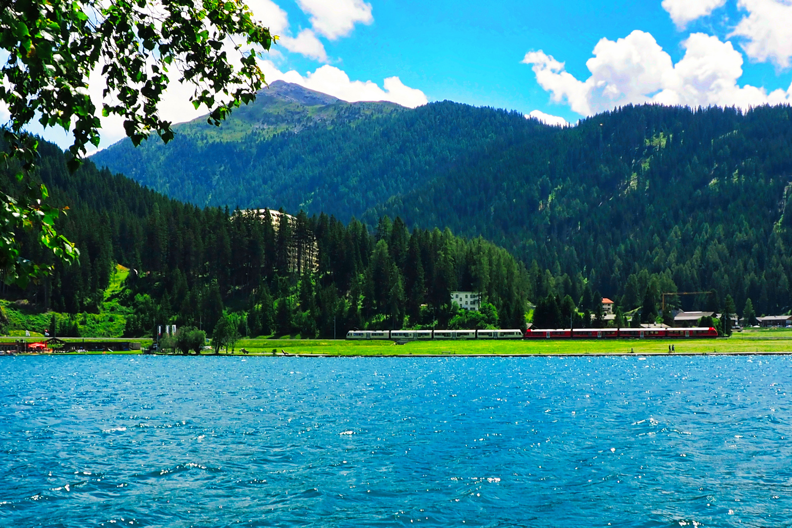 Seeblick mit Regionalzug