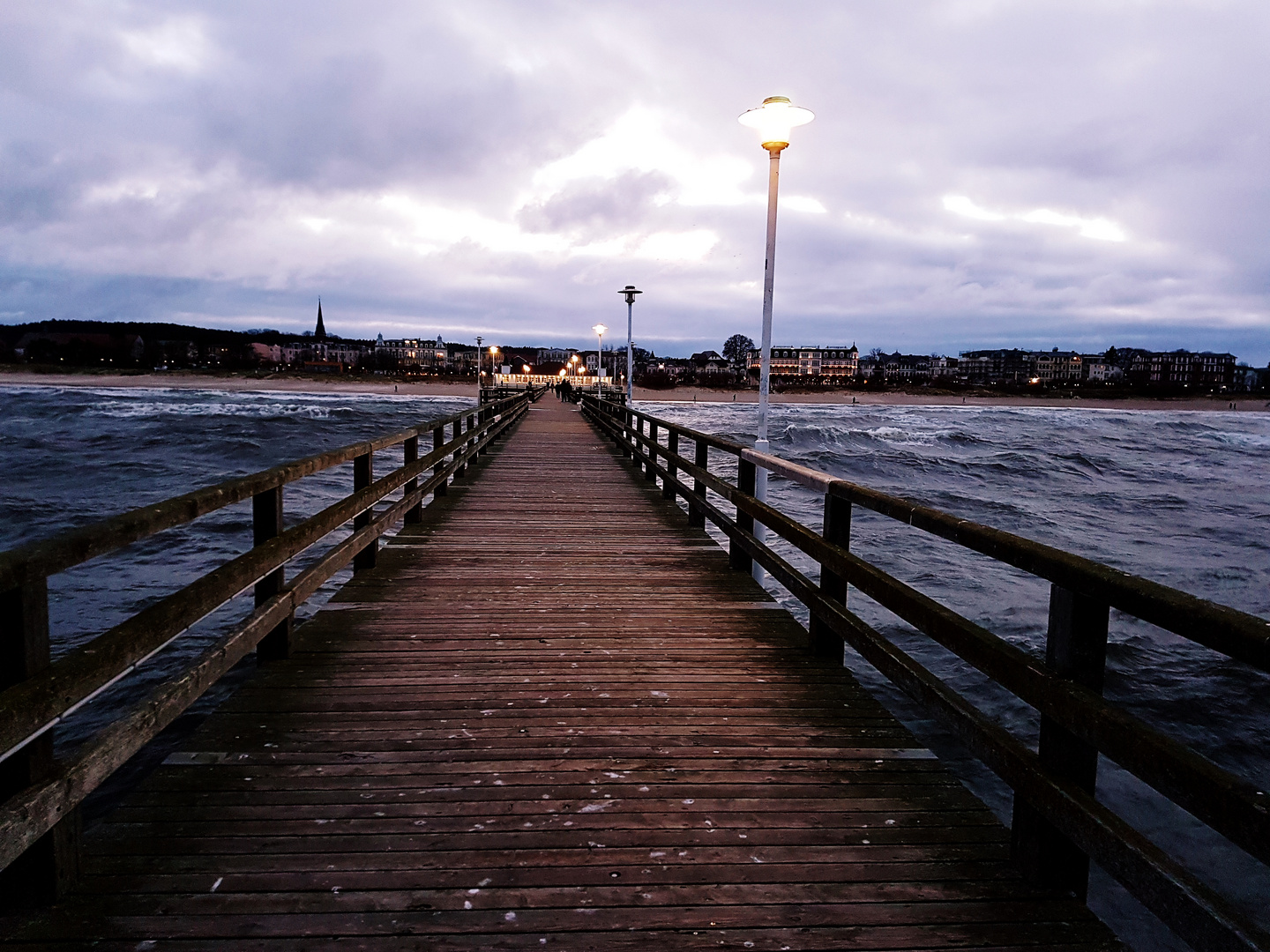 Seebrücke Ahlbeck abends im Winter