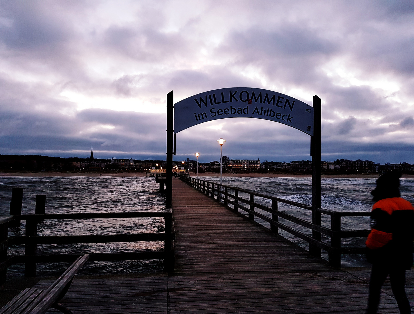 Seebrücke Ahlbeck bei Dämmerung im Winter 2