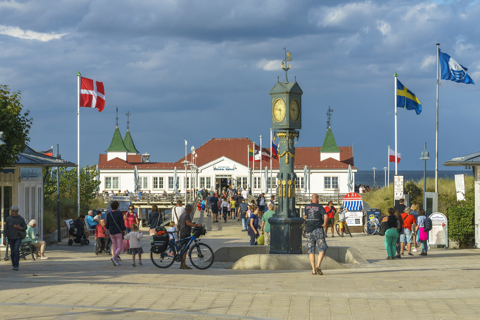 Seebrücke Ahlbeck mit historischer Uhr