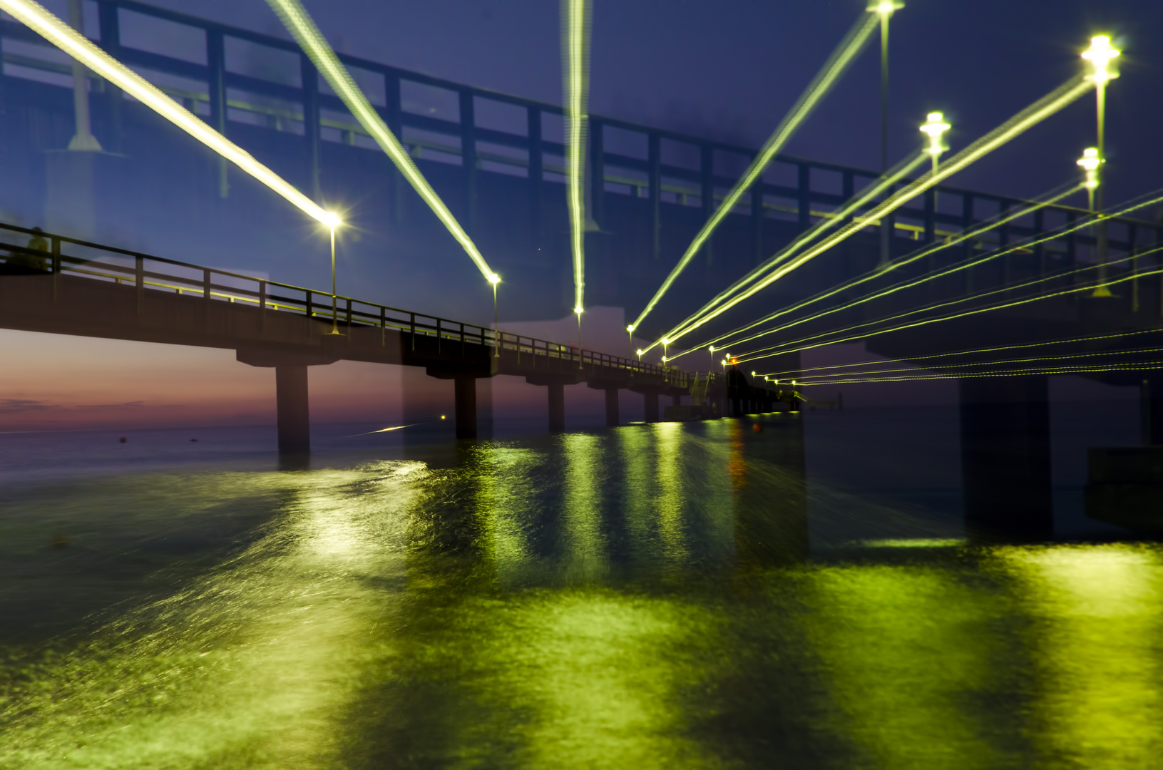 Seebrücke bei Nacht