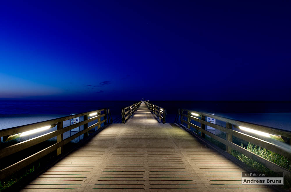 Seebrücke bei Nacht